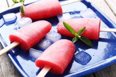 Karpuz dondurmayı tepsi