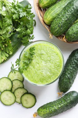 Bardak taze salatalık suyu