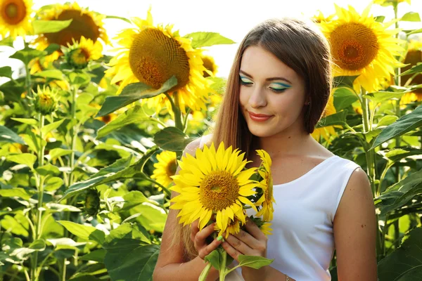 Bella ragazza nel campo dei girasoli — Foto Stock