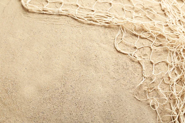 Balık ağı üzerinde bir sahil kumu — Stok fotoğraf