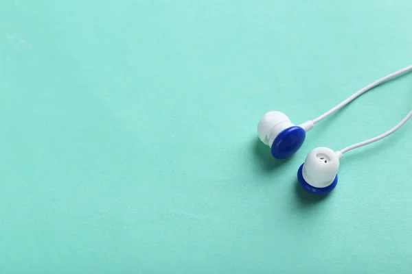 Auriculares blancos sobre fondo de papel —  Fotos de Stock