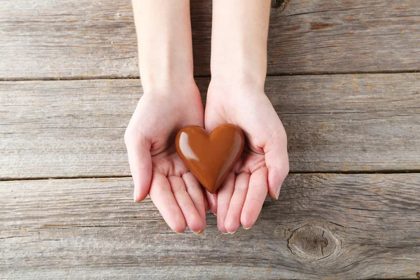 çikolata kalp ile el