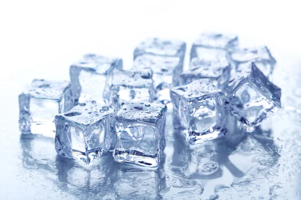 Кубики льоду на синьому фоні — стокове фото