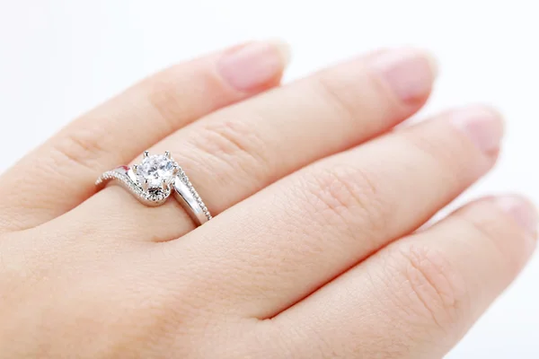 Anillo de diamantes en el dedo de la mujer — Foto de Stock