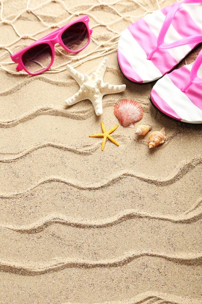 Accesorios de playa en una arena — Foto de Stock