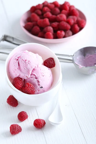 Ice cream in bowl — Stock Photo, Image