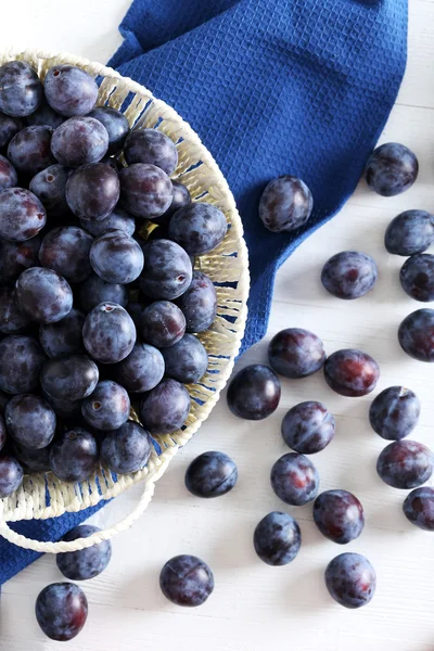 Fresh plums in basket — Stock Photo, Image