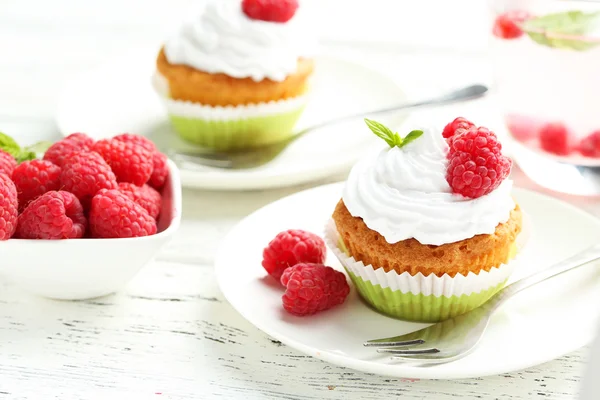 Cupcakes de frambuesa en plato — Foto de Stock