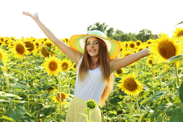 Menina beatiful com chapéu no campo de girassóis — Fotografia de Stock