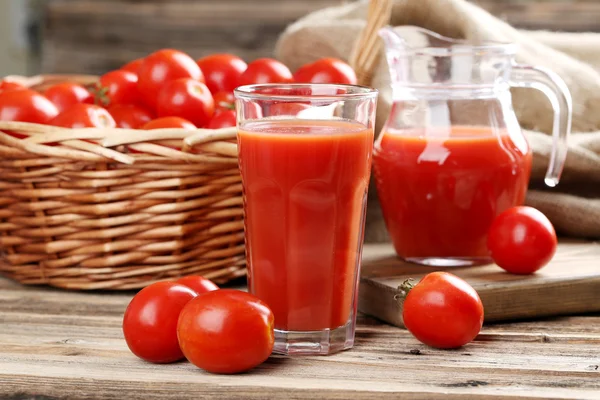 Tomates rojos frescos y zumo de tomate —  Fotos de Stock