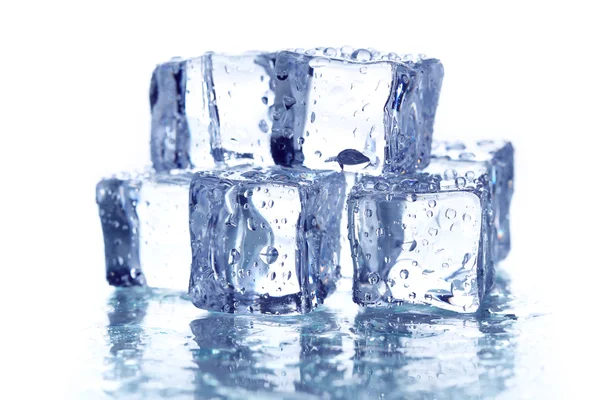 Cubitos de hielo sobre fondo azul —  Fotos de Stock