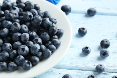 Plaka ahşap arka plan üzerinde yaban mersini