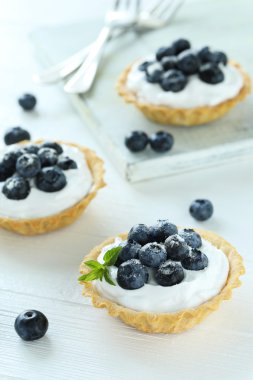 Yaban mersini ile tatlı tartlets