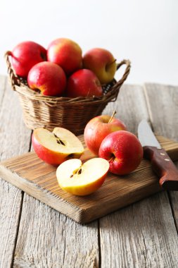 Sepette kırmızı elmalar