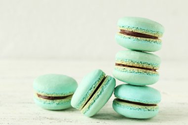 Ahşap zemin üzerine yeşil macarons
