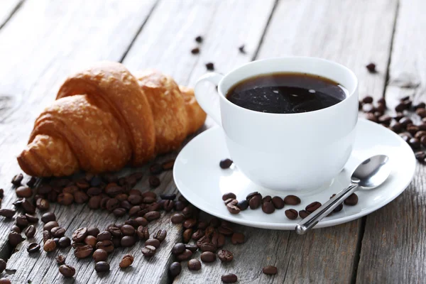 Croissants deliciosos com xícara de café — Fotografia de Stock