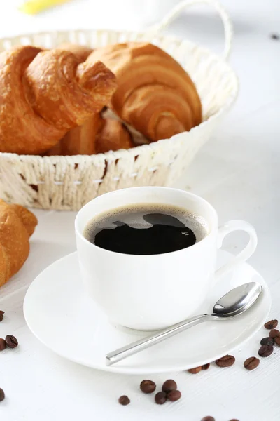 Heerlijke croissants met kop koffie — Stockfoto