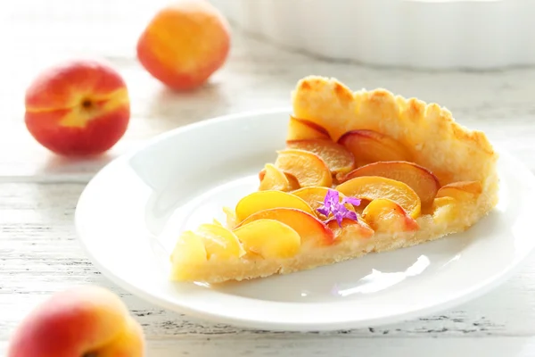 Кусок абрикосового пирога — стоковое фото