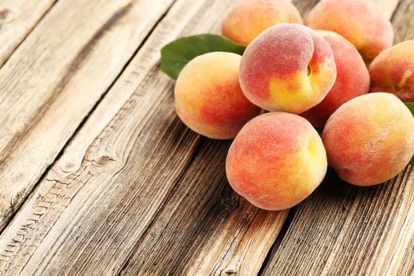 Rijpe perziken vruchten — Stockfoto