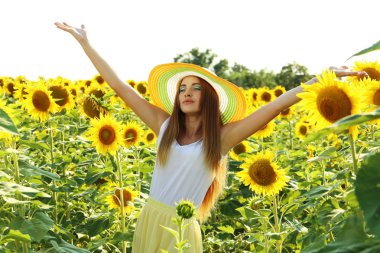 Ayçiçeği alanındaki şapkalı güzel kız