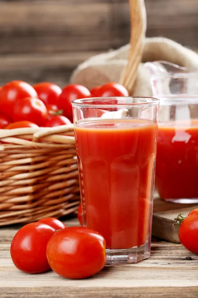 Tomates vermelhos frescos e sumo de tomate — Fotografia de Stock