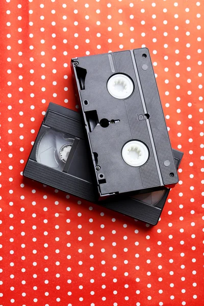 Kırmızı zemin üzerine video kasetleri — Stok fotoğraf
