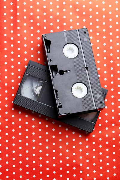 Videocassettes op rode achtergrond — Stockfoto