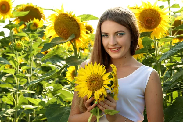 Beautiful girl w polu słoneczników — Zdjęcie stockowe