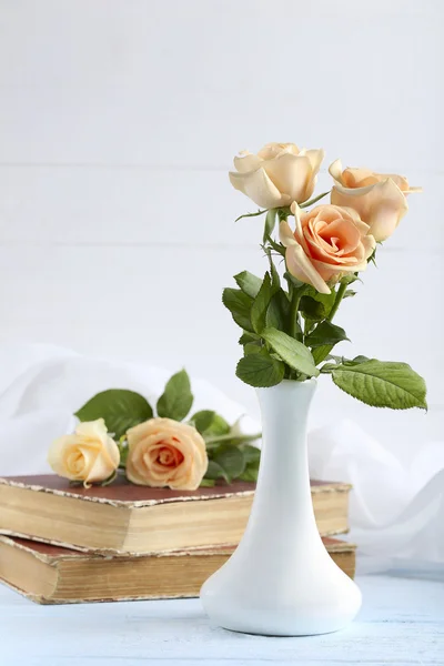 Оранжевые розы в вазе — стоковое фото