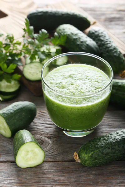 Vaso de jugo de pepino fresco — Foto de Stock