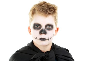 Beyaz arka plan üzerinde halloween kılık küçük çocuk