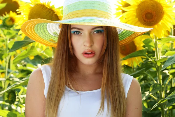 Beatiful girl with hat in the sunflowers field — Stock Photo, Image