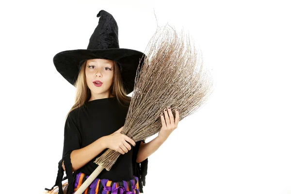 Piękna dziewczyna czarownica z miotły na białym tle — Zdjęcie stockowe