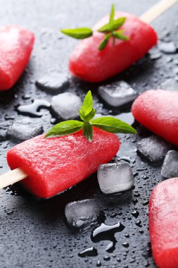 Siyah masada karpuz popsicles