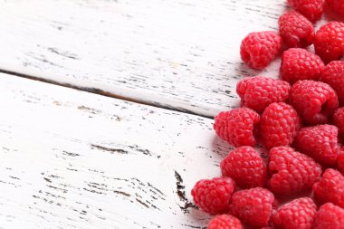 Ahududu ahşap zemin üzerinde