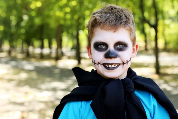 Niño en traje de halloween en el parque, al aire libre —  Fotos de Stock