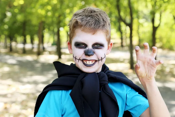 Menino em traje de Halloween no parque, ao ar livre — Fotografia de Stock