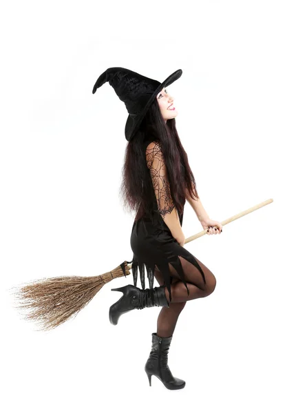 Młoda brunetka czarownica na białym tle — Zdjęcie stockowe