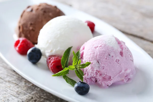 Морозиво на тарілці з ягодами — стокове фото