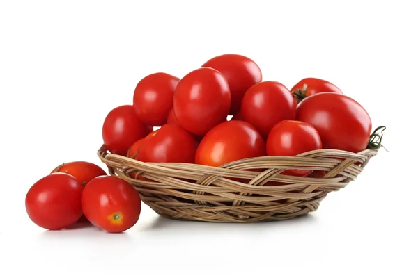 Świeże czerwone pomidory w koszyku — Zdjęcie stockowe