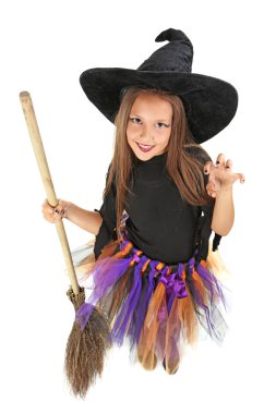 Güzel kız cadı bir süpürge üzerinde beyaz bir arka plan ile