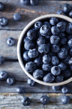 Mavi ahşap arka plan üzerinde yaban mersini