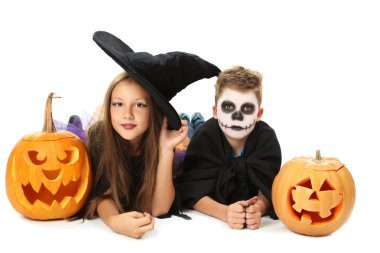 Güzel kız cadı ve balkabağı beyaz bir arka olan küçük çocuk