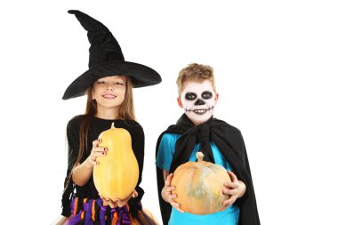 Güzel kız cadı ve balkabağı beyaz bir arka olan küçük çocuk