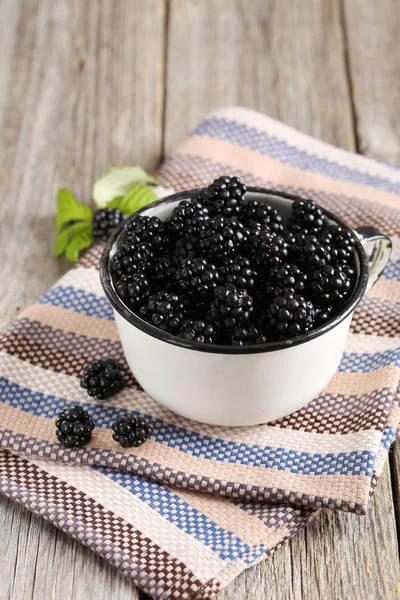 Mooie rijp blackberry in cup — Stockfoto