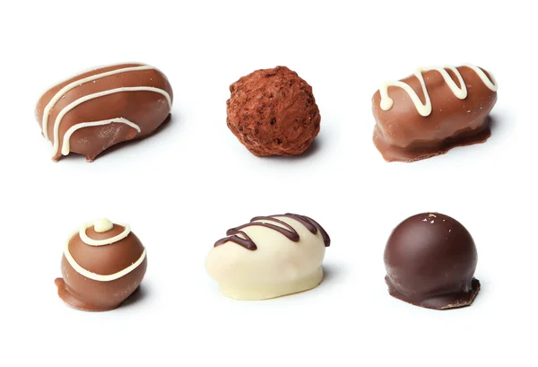 Bonbons au chocolat sur fond blanc — Photo