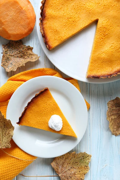 Вкусный тыквенный пирог на тарелках — стоковое фото