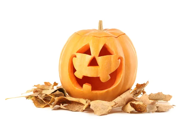 Halloween pumpa med torra blad — Stockfoto