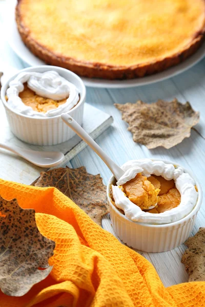 Sabroso pastel de calabaza en un tazón —  Fotos de Stock