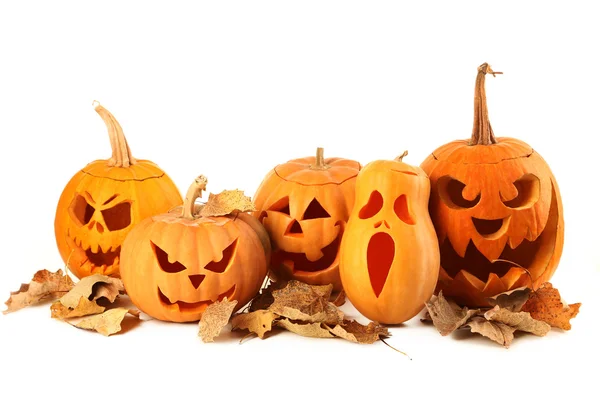 Calabazas de Halloween con hojas secas — Foto de Stock